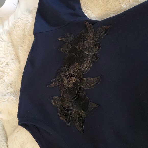 Lauren Conrad Dark Navy Ruffle Top Applique M - Picture 7 of 10